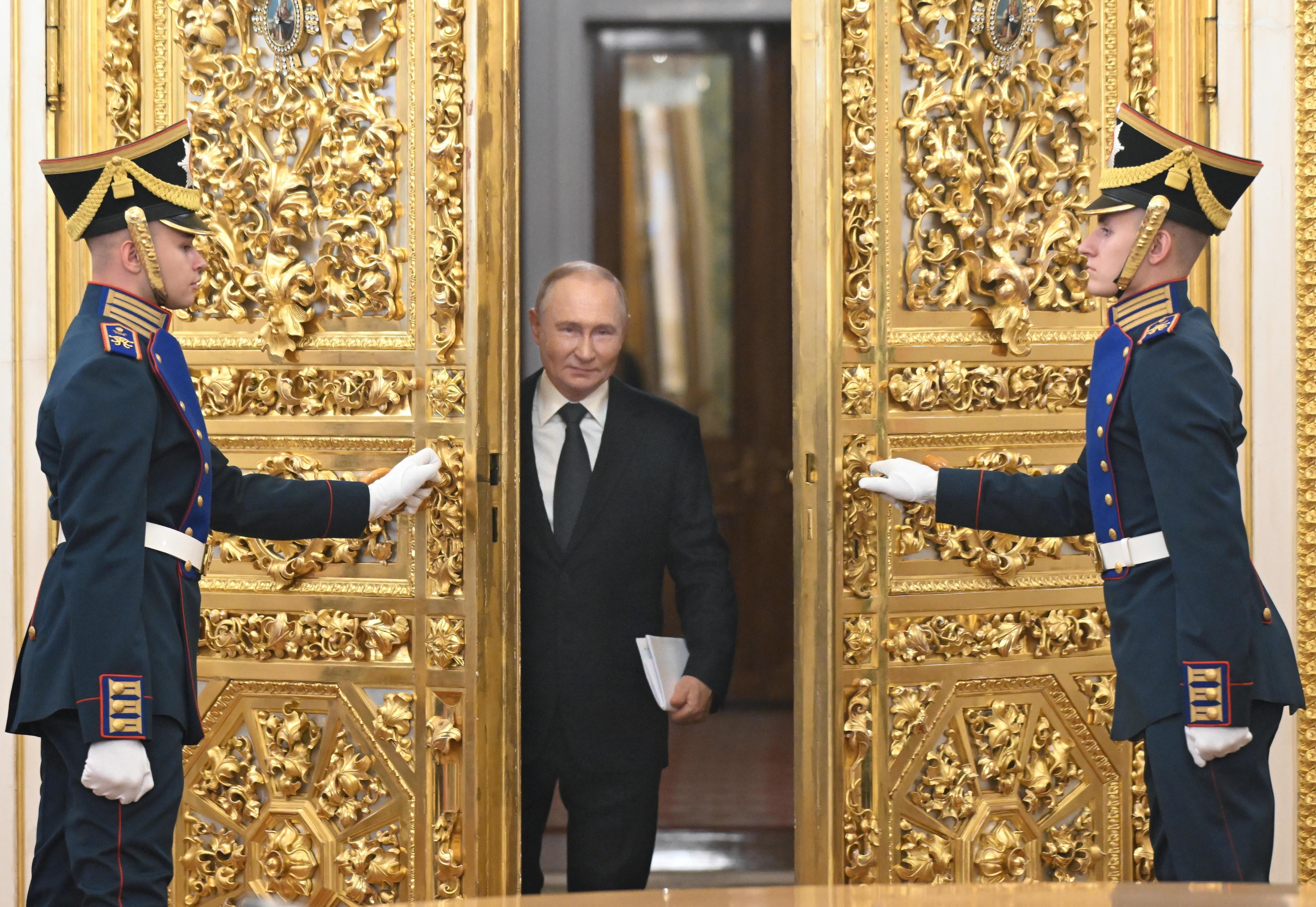 Am 8. Oktober 2024 schreitet der russische Präsident durch vergoldete Flügeltür