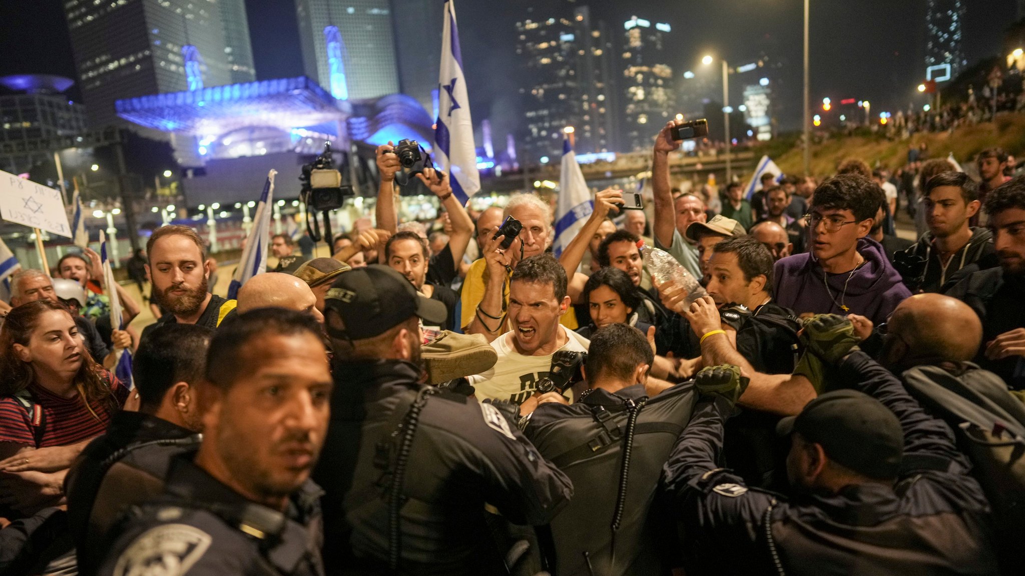 Tausende haben den zweiten Abend in Folge in Jerusalem gegen die Entlassung des israelischen Verteidigungsministers Joav Galant demonstriert. 