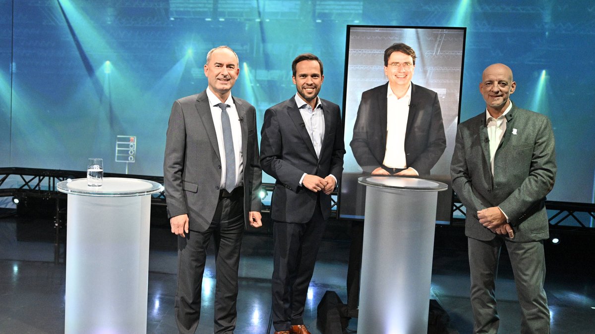 Die Kandidaten vor der Sendung: Hubert Aiwanger (FW), Martin Hagen (FDP), Florian von Brunn (SPD - zugeschaltet) und Martin Böhm (AfD)