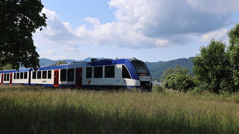 Eine Bayerische Regiobahn auf dem Weg von Tegernsee nach München | Bild: picture alliance | Ulrich Wagner Eine Bayerische Regiobahn auf dem Weg von Tegernsee nach München