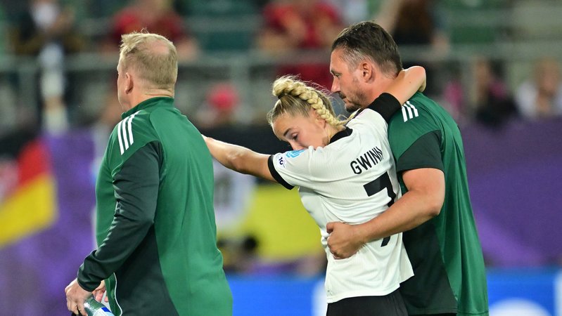 Giulia Gwinn musste in der 40. Minute vom Feld | Bild: picture alliance/dpa | Sebastian Gollnow Giulia Gwinn musste in der 40. Minute vom Feld