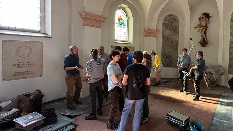 Elf junge Frauen und Männer machen ein Freiwilliges Soziales Jahr - sie restaurieren dabei auch in Regenstauf die Sebastianskapelle. | Bild: BR/Michael Schroll Elf junge Frauen und Männer machen ein Freiwilliges Soziales Jahr - sie restaurieren dabei auch in Regenstauf die Sebastianskapelle.