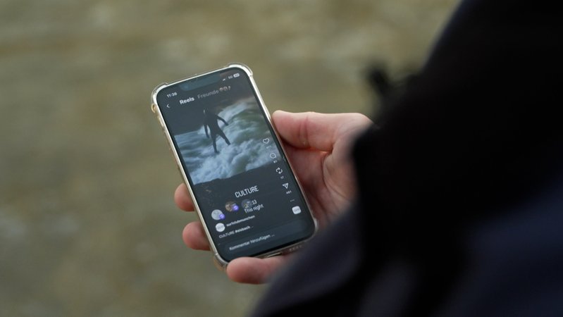 Aufregung um Video: Eisbachwelle wieder da – aber nur kurzzeitig | Bild: BR Aufregung um Video: Eisbachwelle wieder da – aber nur kurzzeitig