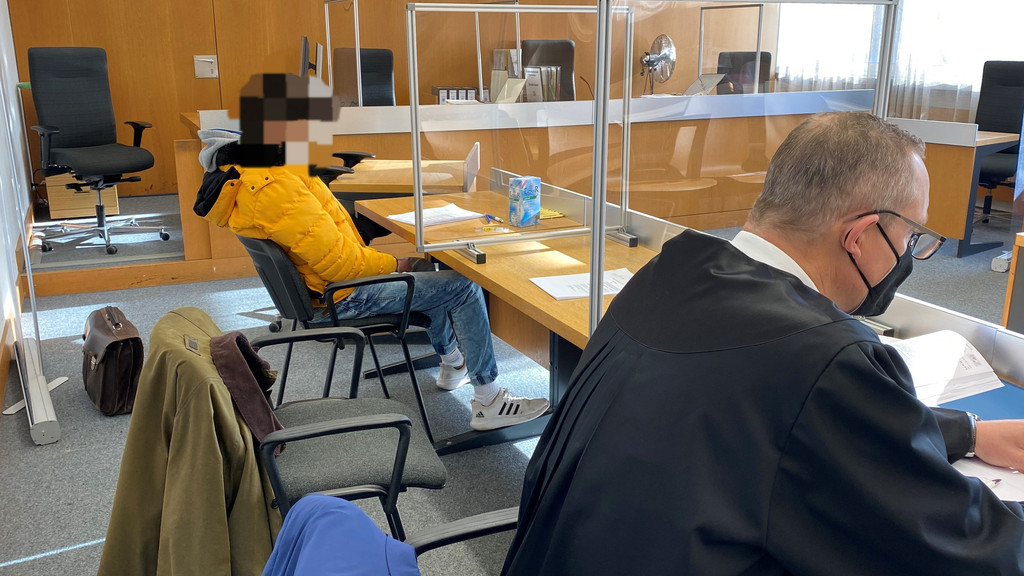 Der 23-Jährige neben seinem Anwalt auf der Anklagebank im Landshuter Gericht