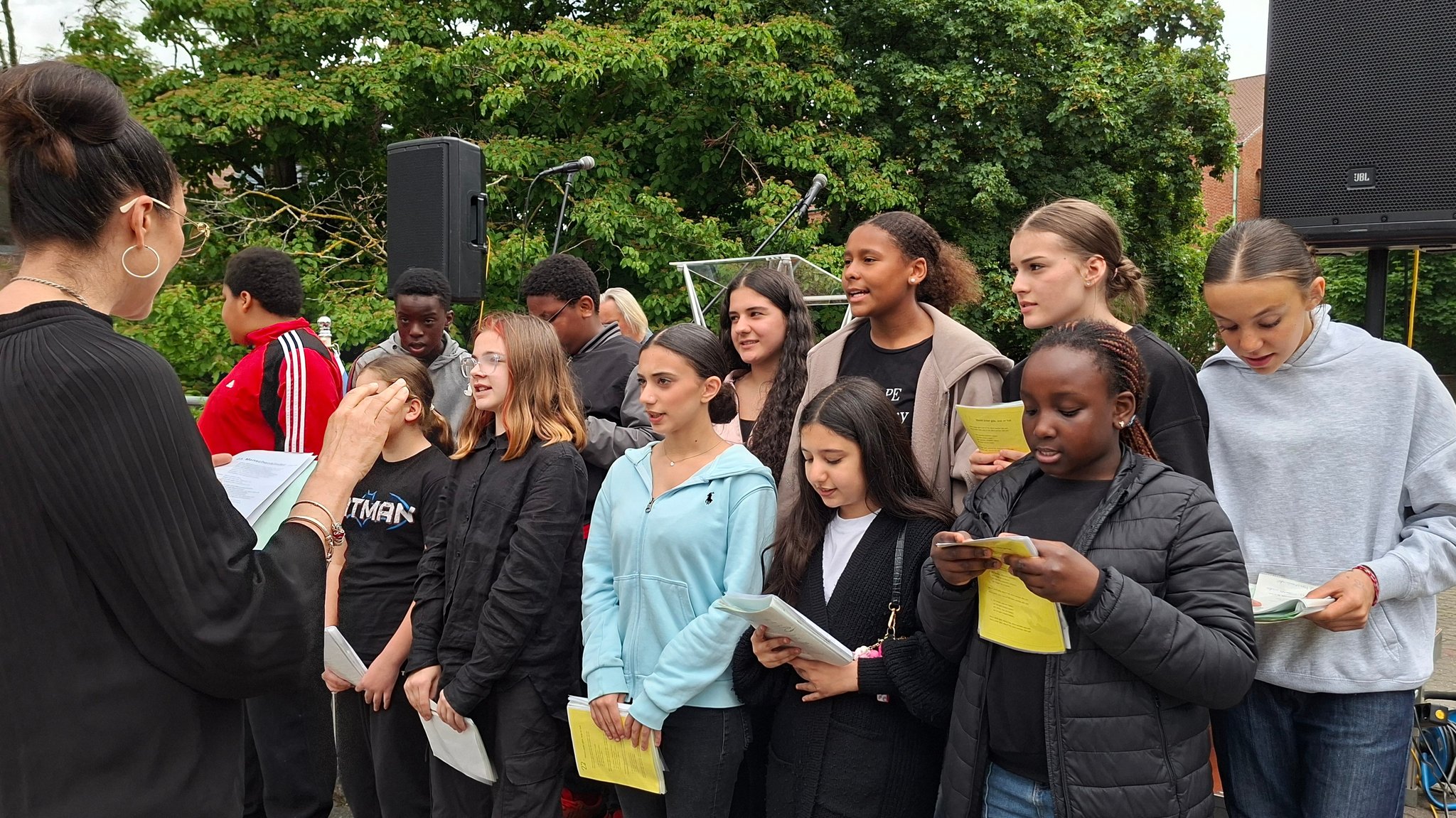 Schülerinnen und Schüler der Scharrer-Mittelschule singen