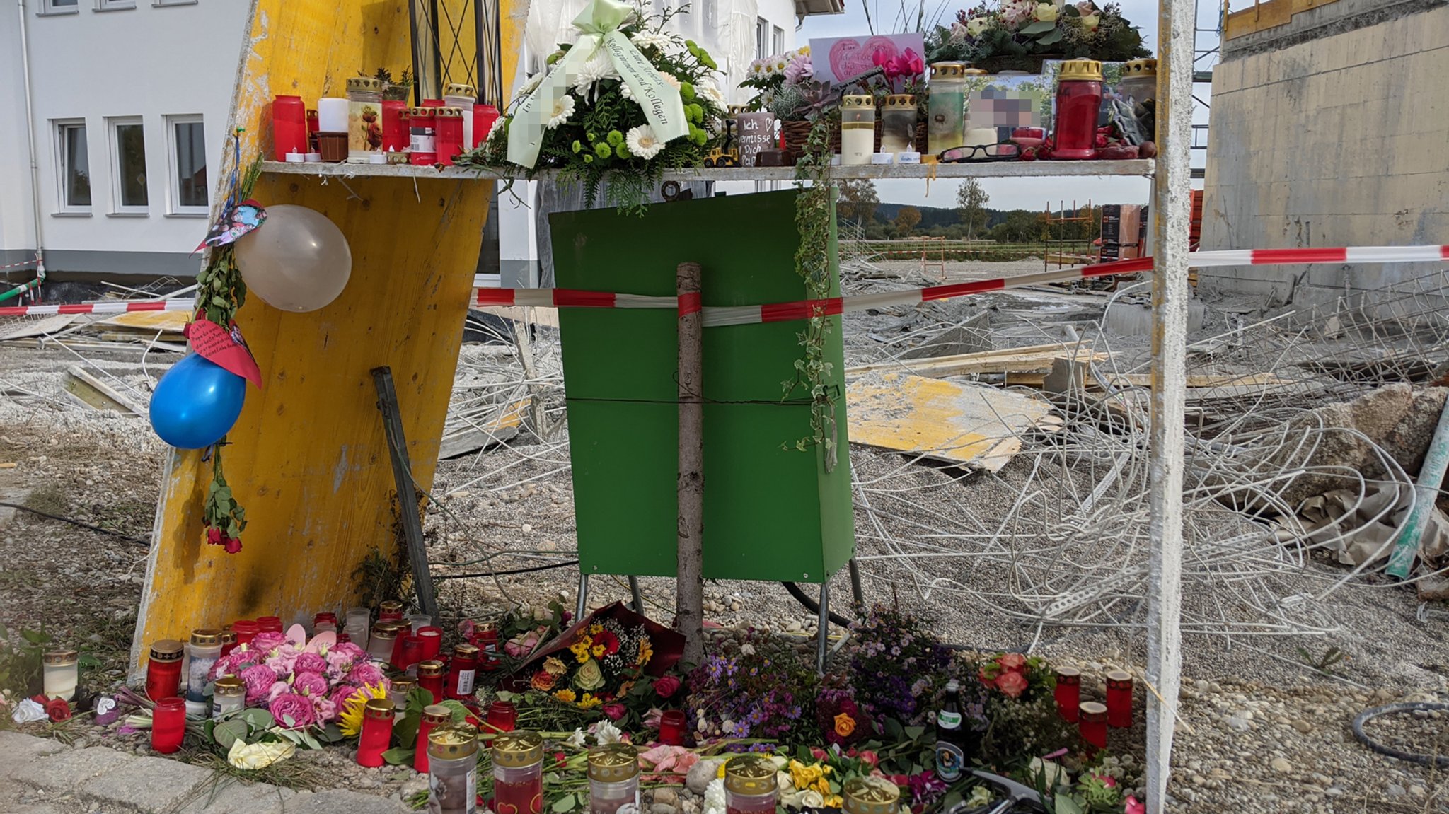 Blumen und Kerzen als Zeichen der Anteilnahme an der Unglücksstelle in Denklingen.