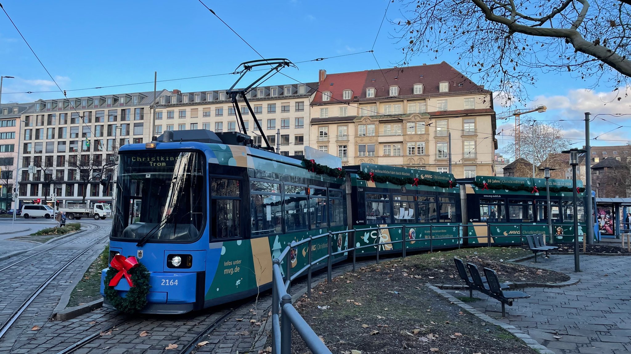 Die Münchner Christkindl-Tram fährt wieder durch die Landeshauptstadt.