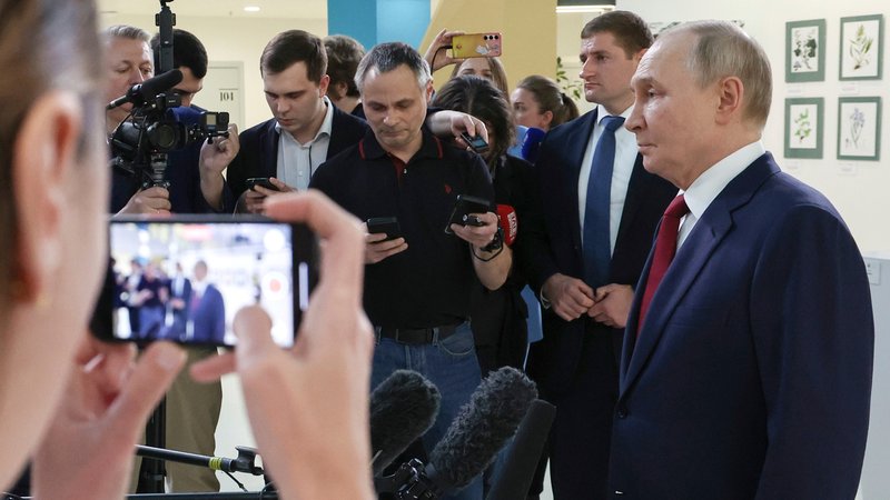 Der russische Präsident umringt von Medienleuten | Bild: Wjatscheslaw Prokofjew/Picture Alliance Der russische Präsident umringt von Medienleuten