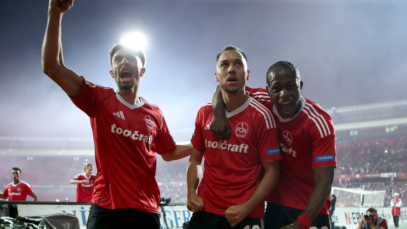 Torjubel beim 1. FC Nürnberg | Bild: picture alliance / Sportfoto Zink / Daniel Marr | Sportfoto Zink / Daniel Marr Torjubel beim 1. FC Nürnberg