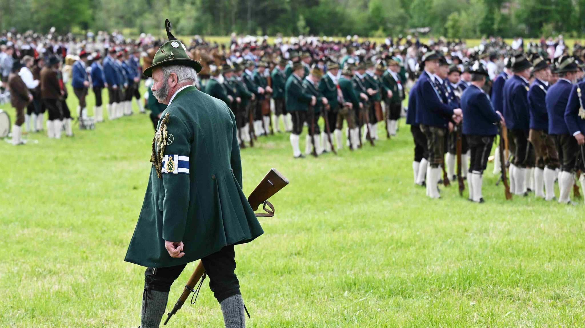 Männer in Tracht verfolgen den Gottestdienstes zum Patronatstags der Bayerischen Gebirgsschützen. Ca.4000 Schützen feiern zu Ehren der Muttergottes, die ihre Schutzpatronin ist.