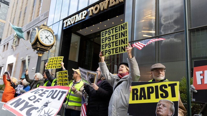 Anti-Trump-Demonstranten halten vor dem Trump Tower "Epstein"-Plakate in die Höh | Bild: picture alliance / ZUMAPRESS.com | Gina M Randazzo Anti-Trump-Demonstranten halten vor dem Trump Tower "Epstein"-Plakate in die Höh