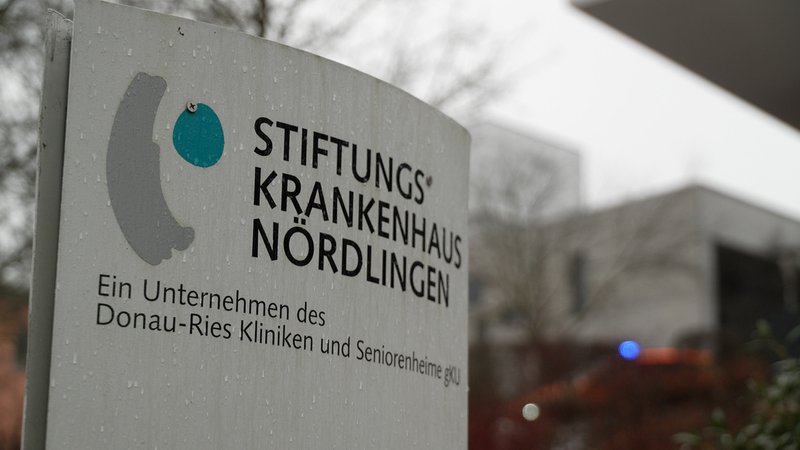Ein Schild auf dem steht: Stiftungskrankenhaus Nördlingen