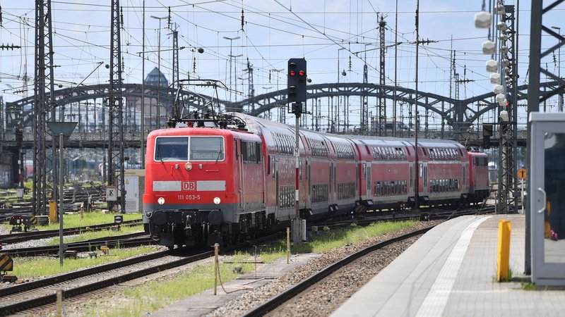 Regionalzug fährt in den Hauptbahnhof München ein
