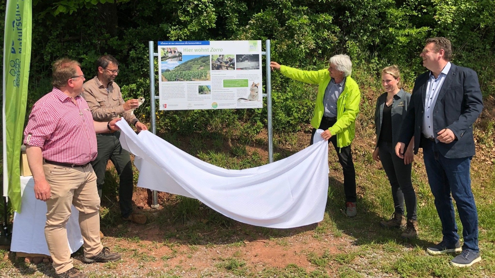 Enthüllung der Gartenschläfer-Infotafel in einem Weinberg oberhalb von Großheubach im Landkreis Miltenberg