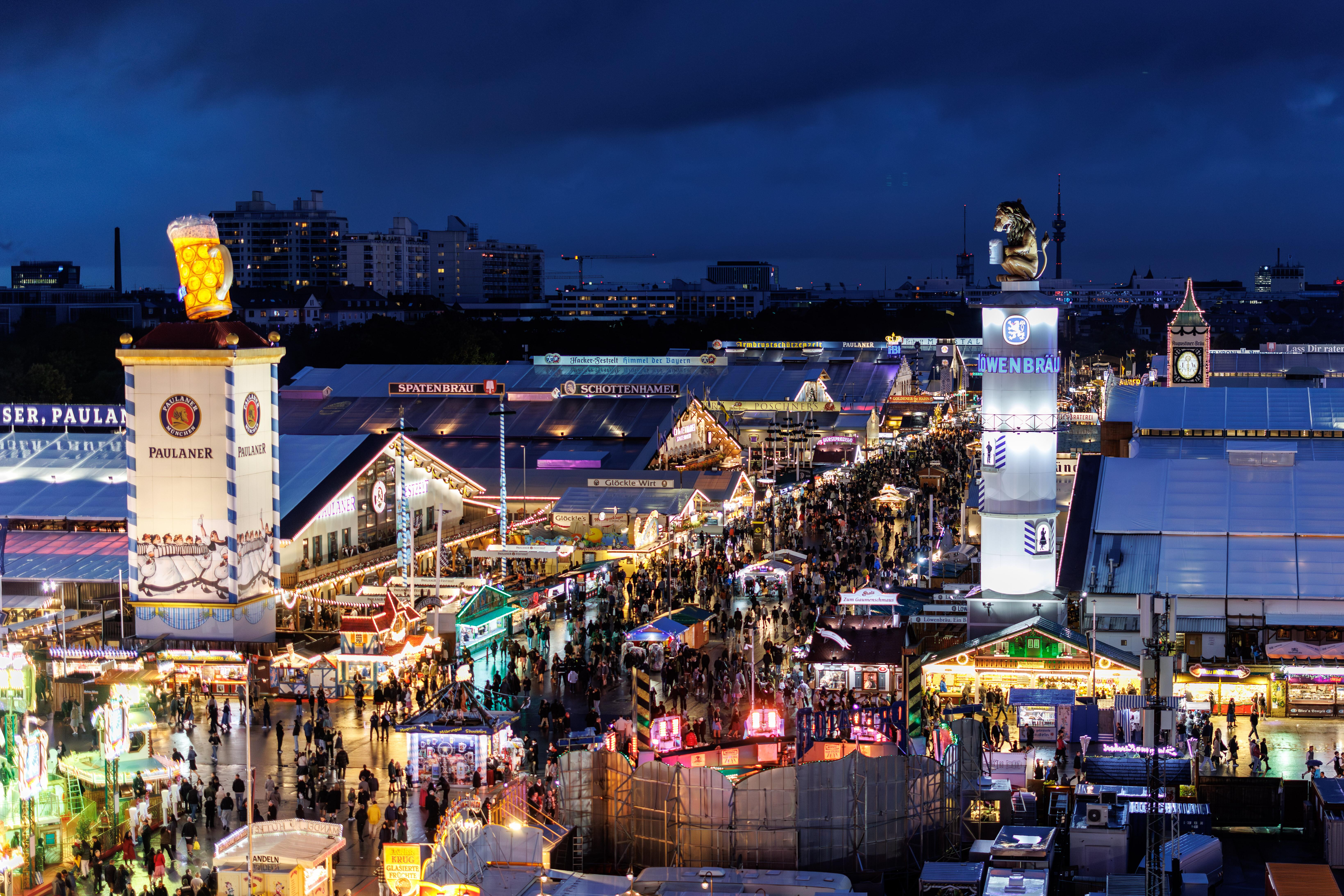 Blick auf die nächtliche Wiesn am 5.10.2025, zu sehen aus der Vogelperspektive die Festzelte der Brauereien und die Türme von Paulaner und Löwenbräu. (Archivbild)