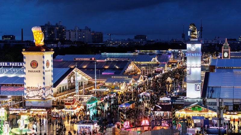 Blick auf die nächtliche Wiesn am 5.10.2025, zu sehen aus der Vogelperspektive die Festzelte der Brauereien und die Türme von Paulaner und Löwenbräu. (Archivbild) | Bild: picture alliance/dpa | Matthias Balk Blick auf die nächtliche Wiesn am 5.10.2025, zu sehen aus der Vogelperspektive die Festzelte der Brauereien und die Türme von Paulaner und Löwenbräu. (Archivbild)