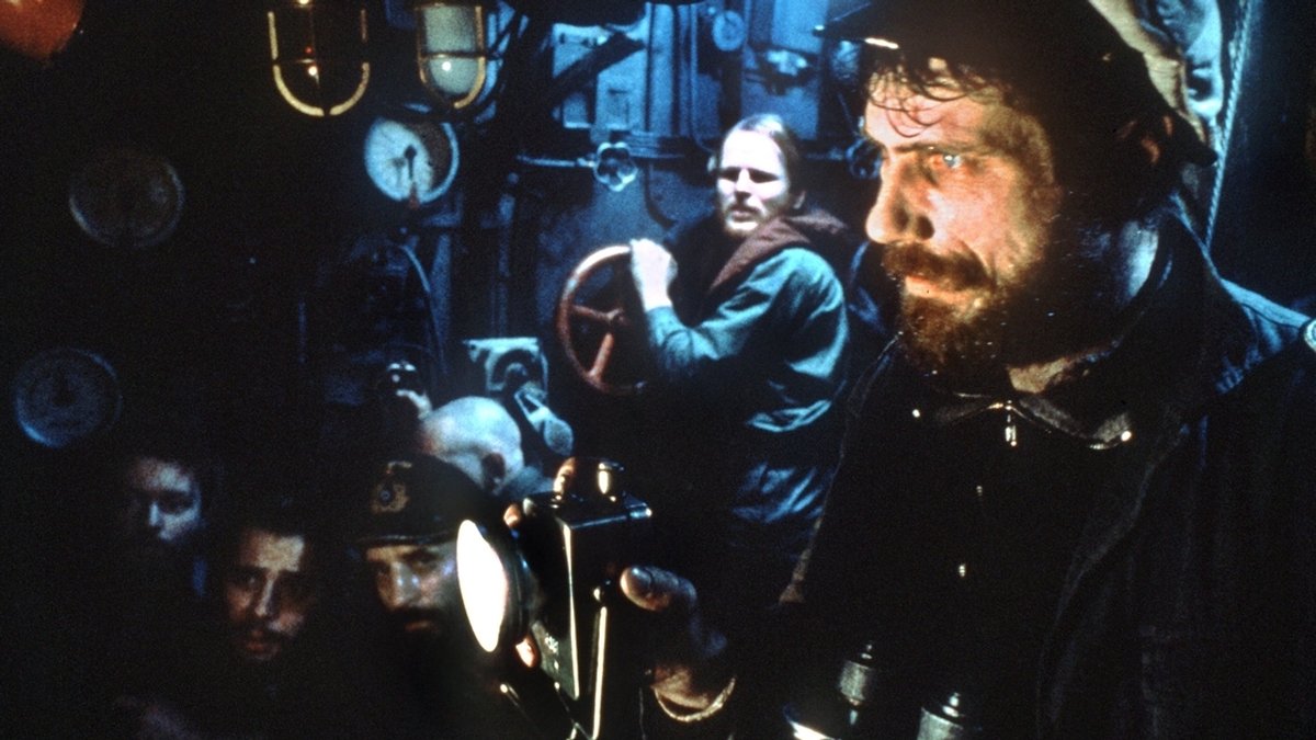 Schauspieler Jürgen Prochnow (r) mit Herbert Grönemeyer (2.v.r.) in einer Szene des Films "Das Boot".