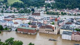 dpatopbilder - 04.06.2024, Bayern, Passau: Teile der Altstadt sind vom Hochwasser der Donau überflutet. In Bayern herrscht nach heftigen Regenfällen vielerorts weiter Land unter.  | Bild:dpa-Bildfunk/Armin Weigel
