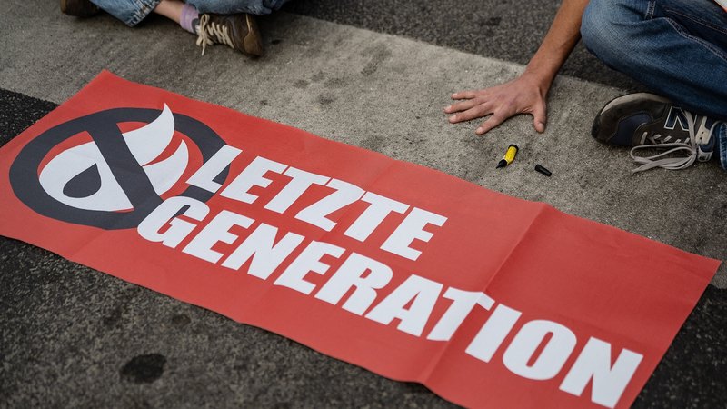 Banner der "Letzten Generation" auf dem Boden