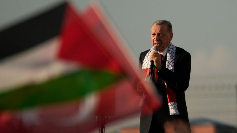 28.10.2023, Türkei, Istanbul: Recep Tayyip Erdogan, Präsident der Türkei,  spricht zu den Teilnehmern einer Solidaritätskundgebung für die Palästinenser.
