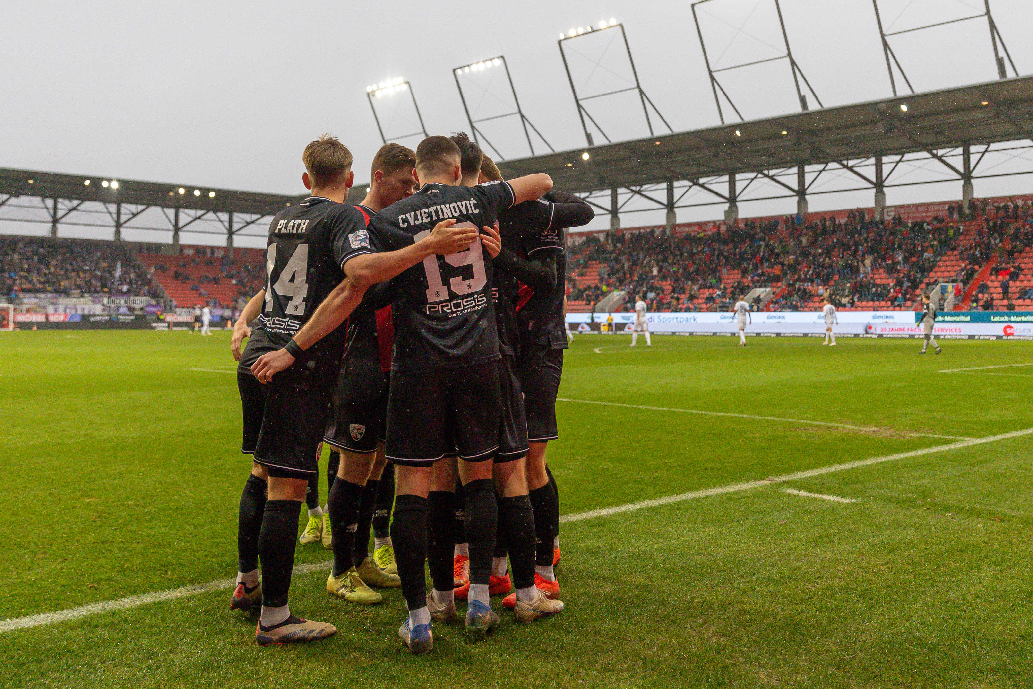 Torschütze Max Besuschukow (FCI) jubelt nach seinem Tor zum 1:0 mit seinen Mannschaftskollegen,