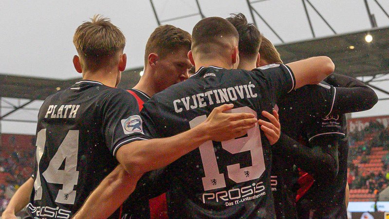 Torschütze Max Besuschukow (FCI) jubelt nach seinem Tor zum 1:0 mit seinen Mannschaftskollegen, | Bild: picture alliance / Fotostand Torschütze Max Besuschukow (FCI) jubelt nach seinem Tor zum 1:0 mit seinen Mannschaftskollegen,