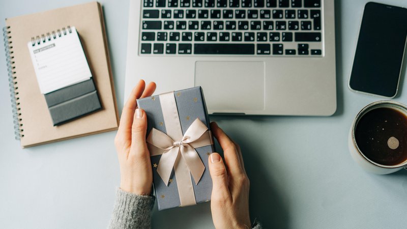 Symbolbild: Liebe am Arbeitsplatz | Bild: picture alliance / Zoonar | TITOVA ILONA Symbolbild: Liebe am Arbeitsplatz