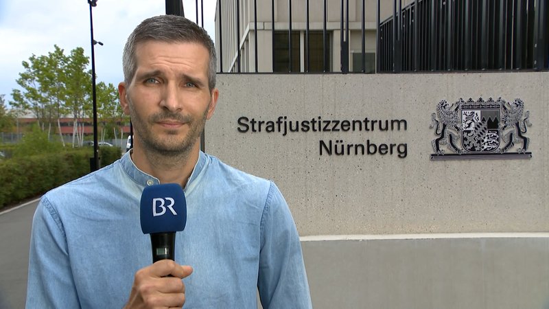 BR-Reporter Andreas Schuster vor dem Landgericht Nürnberg-Fürth.