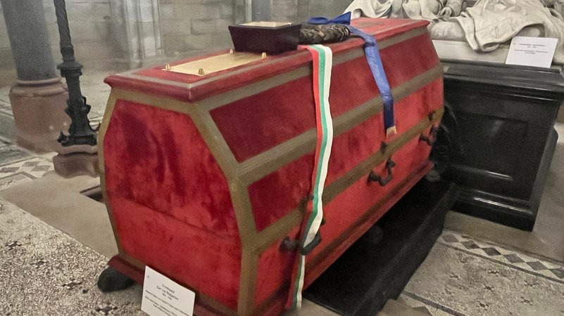 Der rote Sarg des Zaren Ferdinand I. in der Krypta in Coburg. | Bild: BR/Richard Padberg Der rote Sarg des Zaren Ferdinand I. in der Krypta in Coburg.