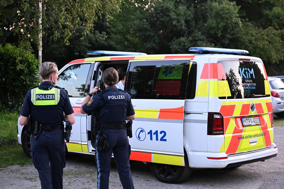 Zwei Polizistinnen vor einem Auto des Kriseninterventionsteams