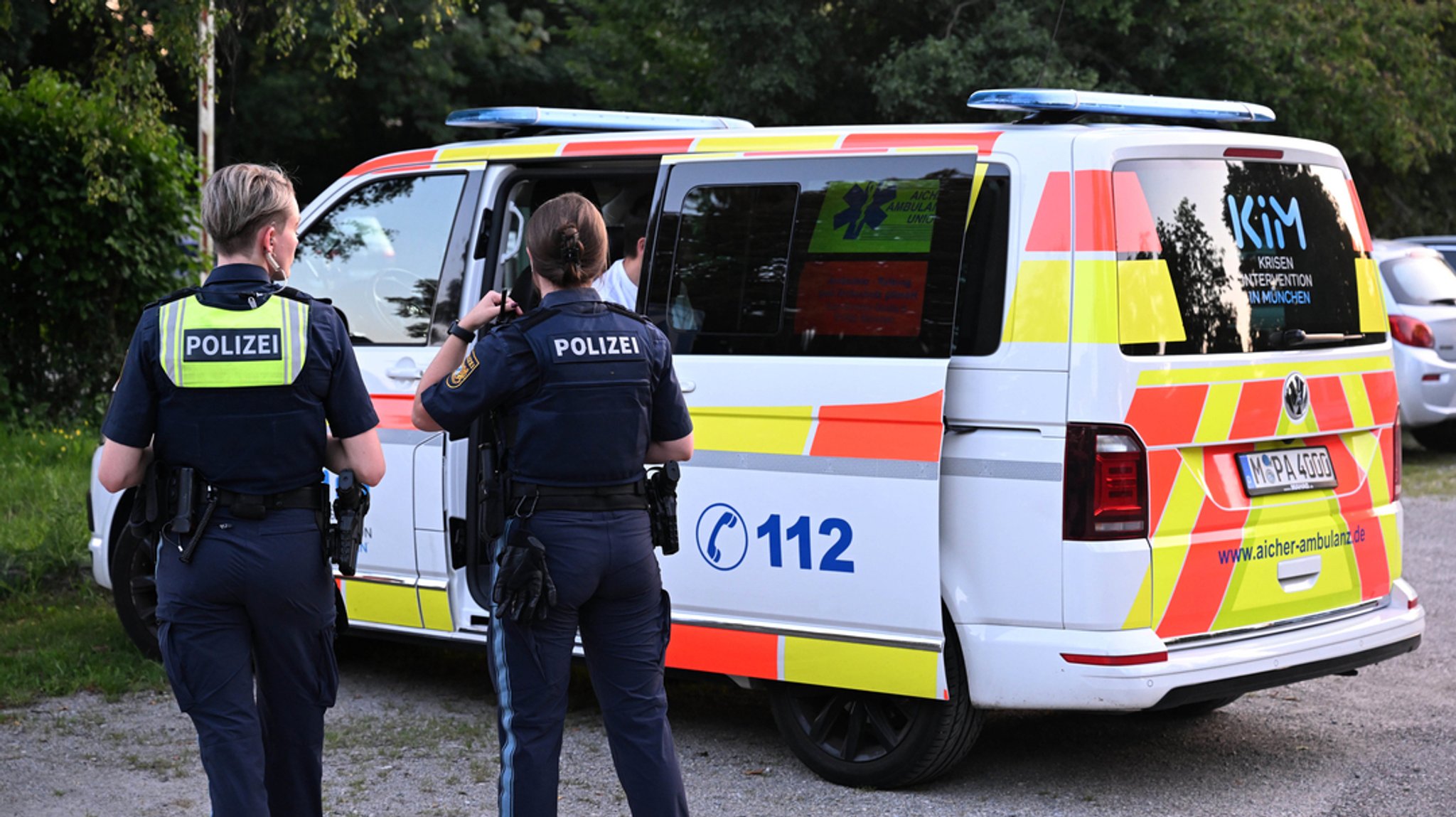 Zwei Polizistinnen vor einem Auto des Kriseninterventionsteams