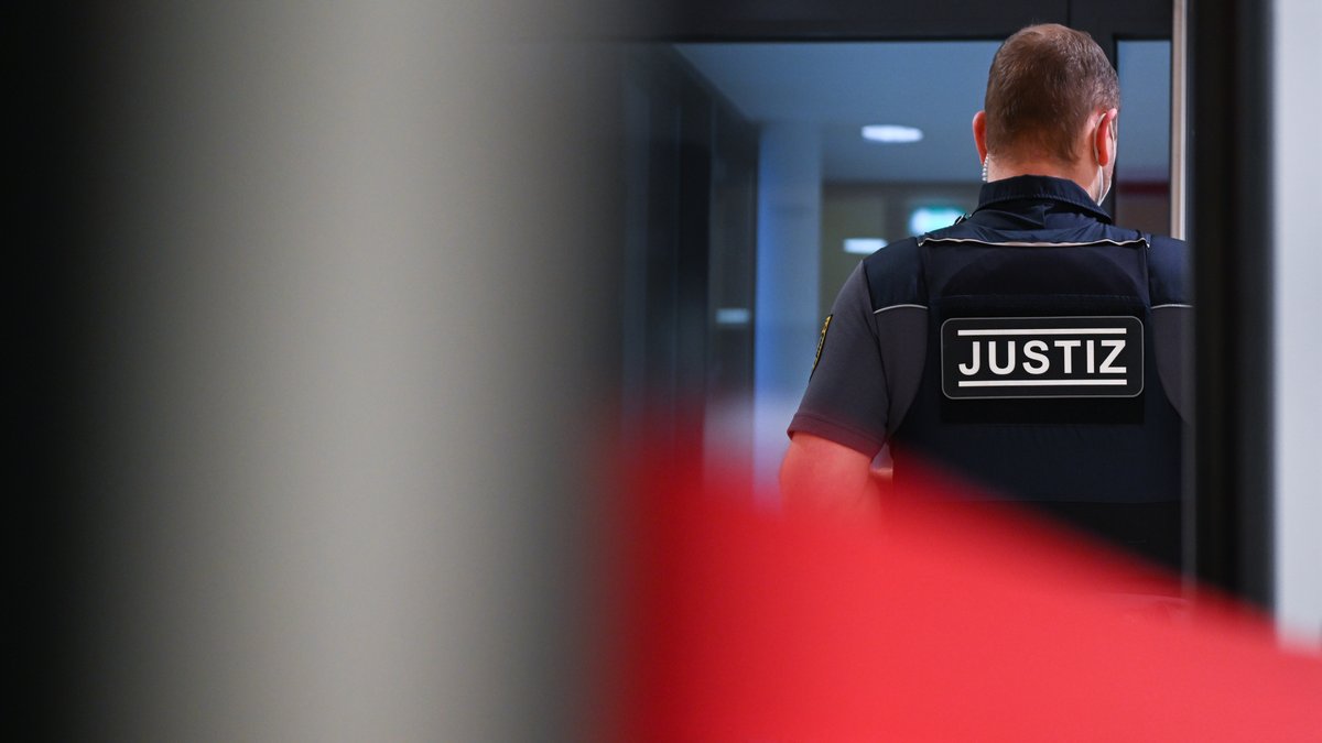 Die Bundesanwaltschaft hat vier mutmaßliche IS-Anhängerinnen bei ihrer Rückkehr nach Deutschland am Frankfurter Flughafen festnehmen lassen.