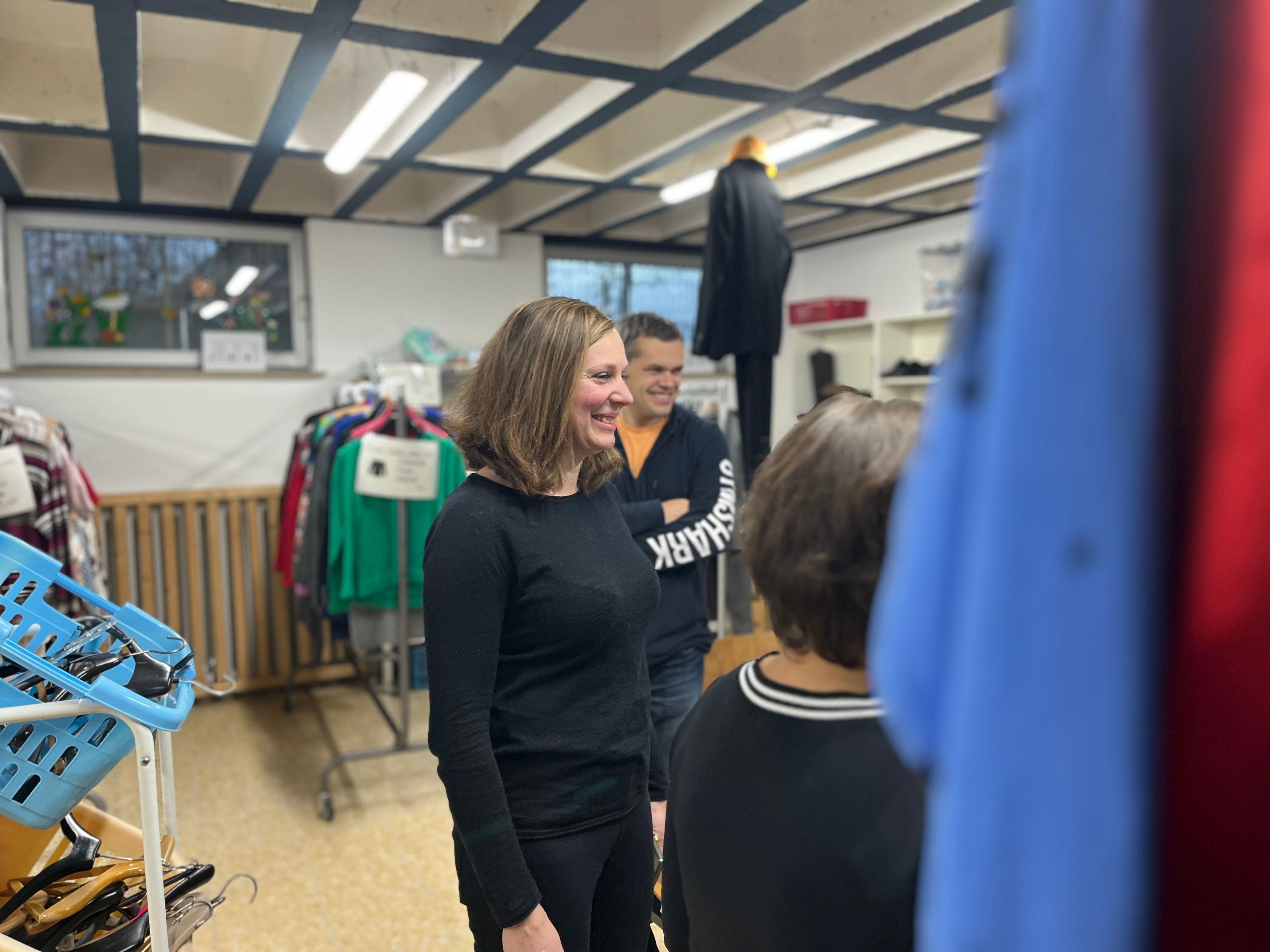 Olha aus der Ukraine lebt inzwischen in Volkach. Hier ist sie im Second-Hand-Basar im Pfarrheim.