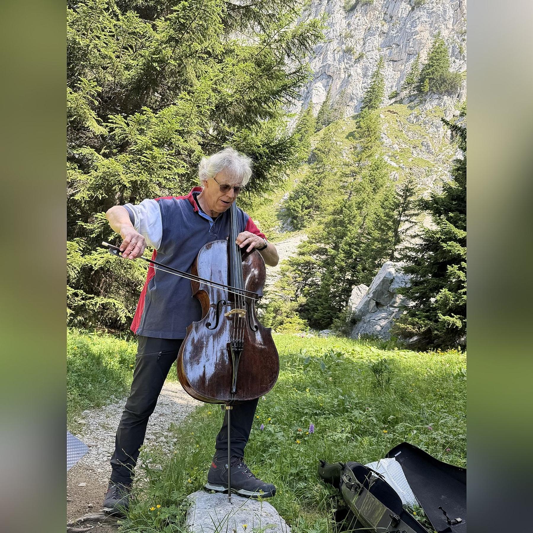 Die Berge, mein Cello und ich - Wie Musik über Berge tragen kann