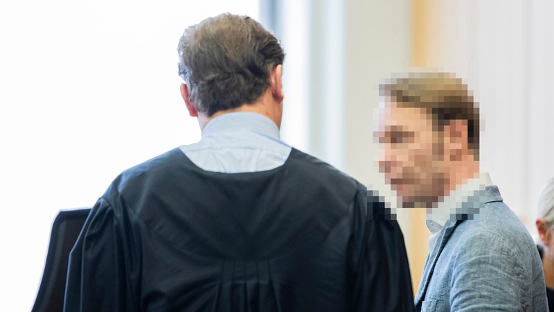 08.10.2024, Niedersachsen, Braunschweig: Angeklagter Christian B. (r) vor Prozessbeginn im Gerichtssaal neben seinem Anwalt | Bild: dpa-Bildfunk/Michael Matthey 08.10.2024, Niedersachsen, Braunschweig: Angeklagter Christian B. (r) vor Prozessbeginn im Gerichtssaal neben seinem Anwalt