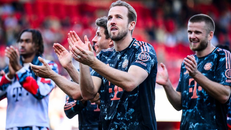19.04.2025, Baden-Württemberg, Heidenheim: Fußball, Männer, Bundesliga, 30. Spieltag, 1. FC Heidenheim - Bayern München, Voith-Arena: Münchens Harry Kane (M) bedankt sich nach dem Spiel bei den Fans für die Unterstützung. | Bild: dpa-Bildfunk/Tom Weller 19.04.2025, Baden-Württemberg, Heidenheim: Fußball, Männer, Bundesliga, 30. Spieltag, 1. FC Heidenheim - Bayern München, Voith-Arena: Münchens Harry Kane (M) bedankt sich nach dem Spiel bei den Fans für die Unterstützung.