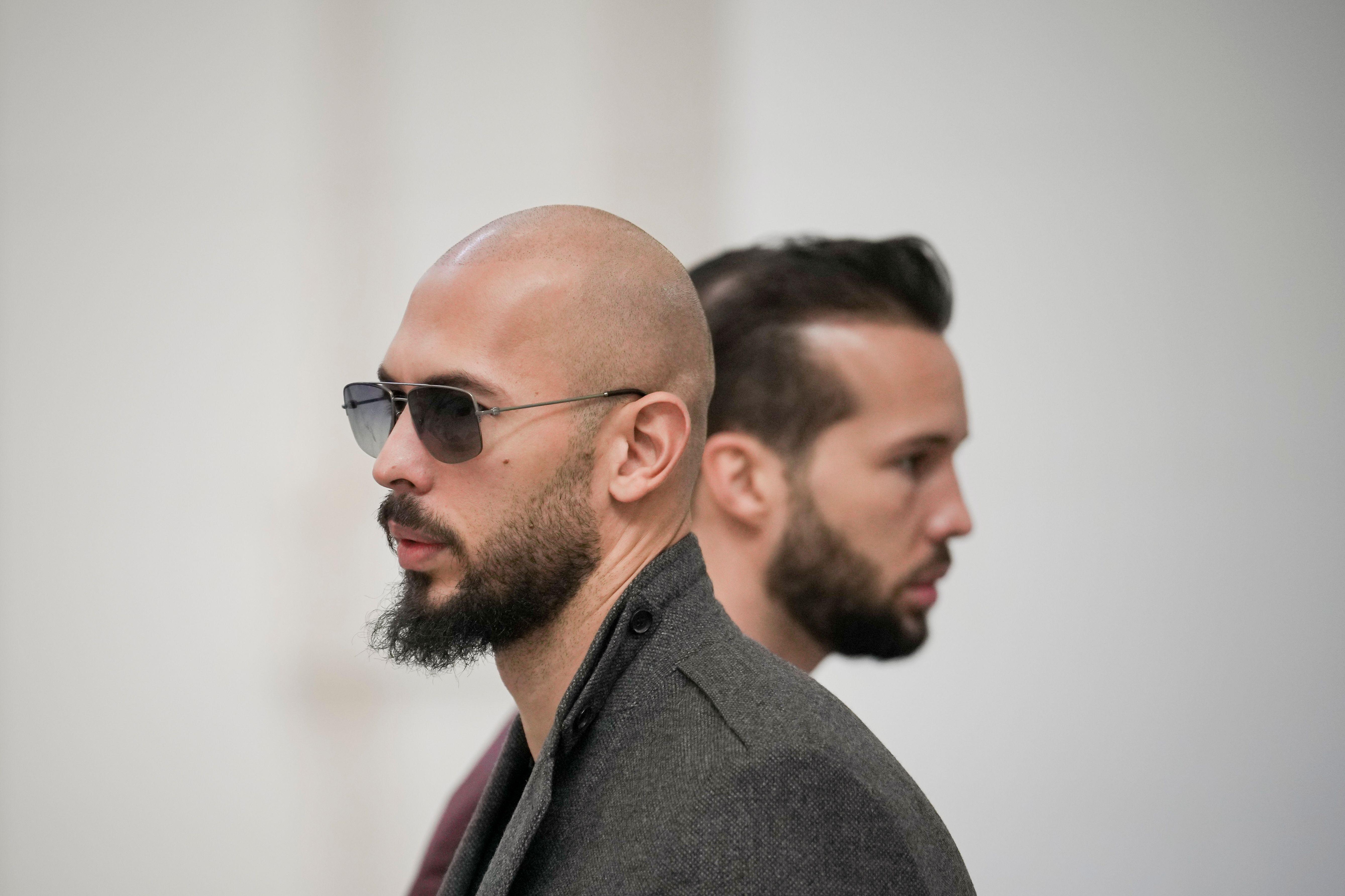 (Archivbild) 30.01.2024, Rumänien, Bukarest: Andrew Tate (l) und sein Bruder Tristan warten im Gebäude des Berufungsgerichts. | Bild:dpa-Bildfunk/Vadim Ghirda