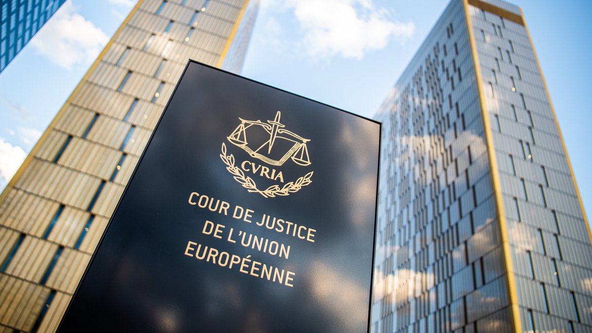 Ein Schild mit der Aufschrift "Cour de Justice de l'union Européene" steht vor dem Europäischen Gerichtshof in Luxemburg.