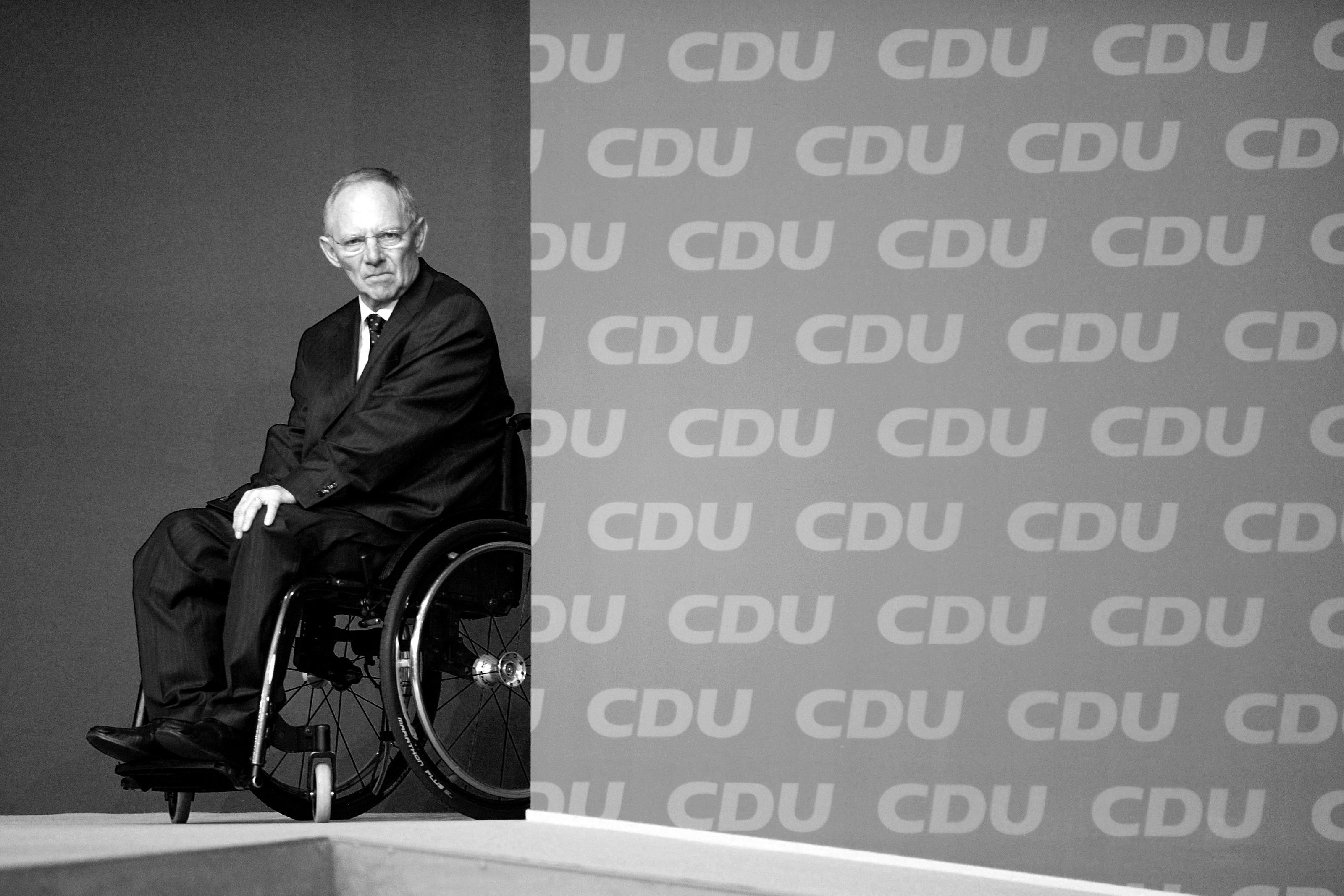 ARCHIVBILD: Wolfgang Schäuble (CDU) als Bundesfinanzminister wartet am 15.11.2010 beim CDU-Parteitag in Karlsruhe im Rollstuhl neben einer Wand mit CDU Schriftzügen. 