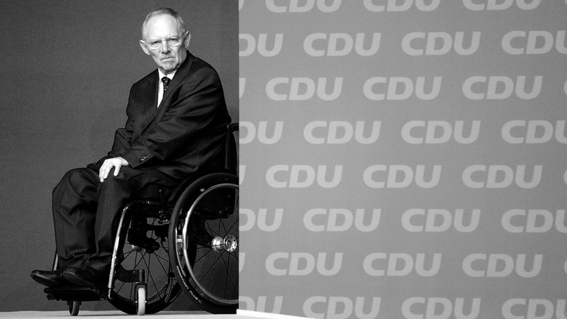 ARCHIVBILD: Wolfgang Schäuble (CDU) als Bundesfinanzminister wartet am 15.11.2010 beim CDU-Parteitag in Karlsruhe im Rollstuhl neben einer Wand mit CDU Schriftzügen. 