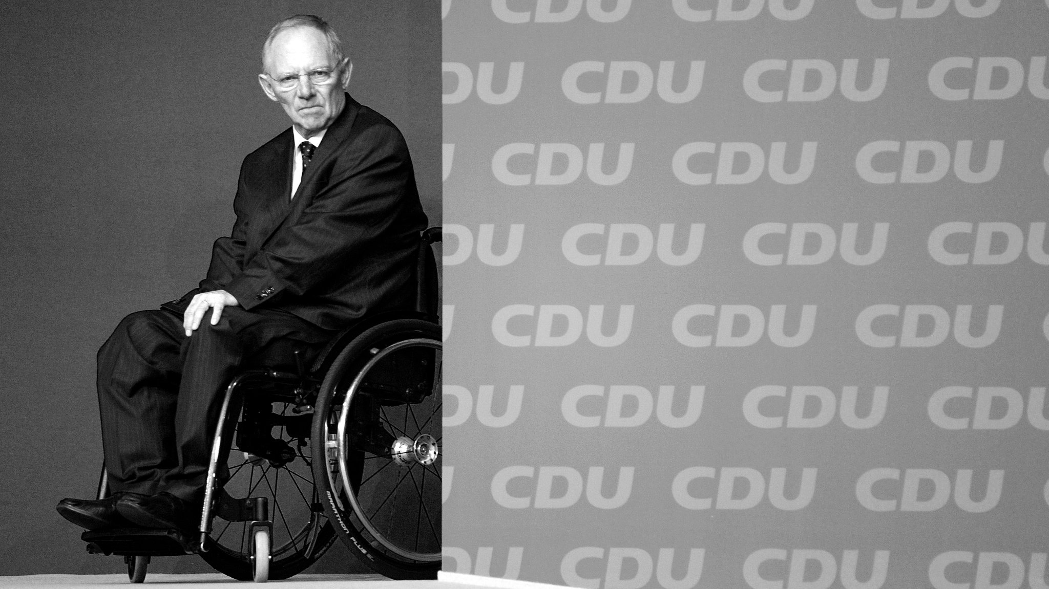 ARCHIVBILD: Wolfgang Schäuble (CDU) als Bundesfinanzminister wartet am 15.11.2010 beim CDU-Parteitag in Karlsruhe im Rollstuhl neben einer Wand mit CDU Schriftzügen. 