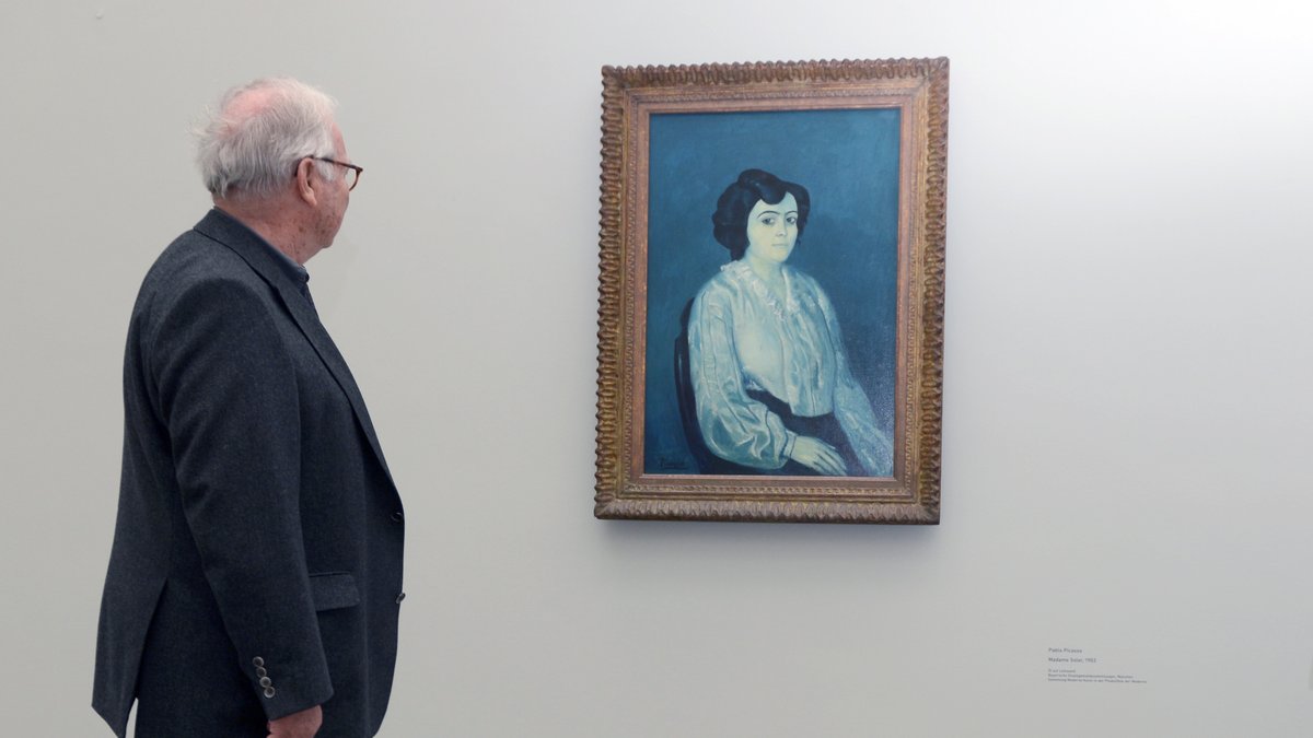 Besucher betrachtet in der Ausstellung "Frauen" in der Pinakothek der Moderne in München das Gemälde "Madame Soler" (1903) von Pablo Picasso (Archivbild).