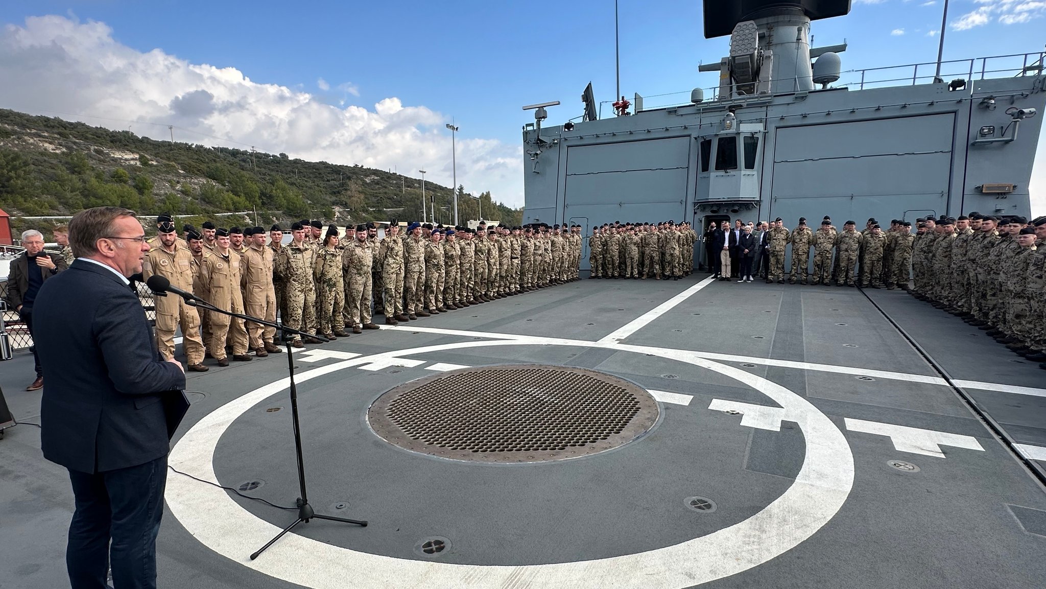 Soldaten sind beim Besuch von Boris Pistorius (SPD, v), Bundesminister der Verteidigung, an Bord der Fregatte "Hessen" im Souda Bay, Kreta angetreten.