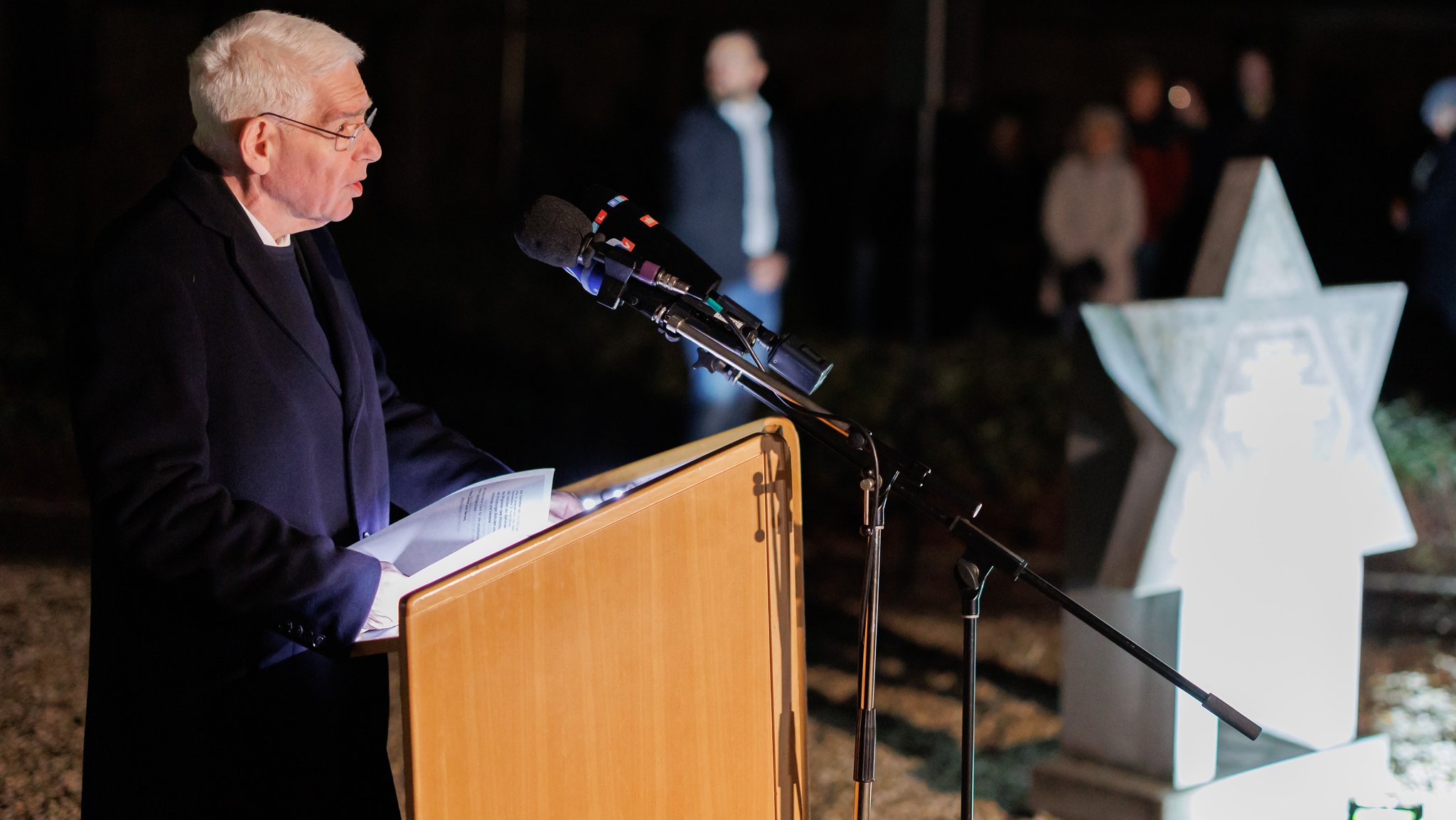 Josef Schuster, Präsident des Zentralrats der Juden in Deutschland, spricht während einer Gedenkveranstaltung anlässlich des 85. Jahrestages der Reichspogromnacht am ehemaligen Standort der Synagoge in Würzburg.