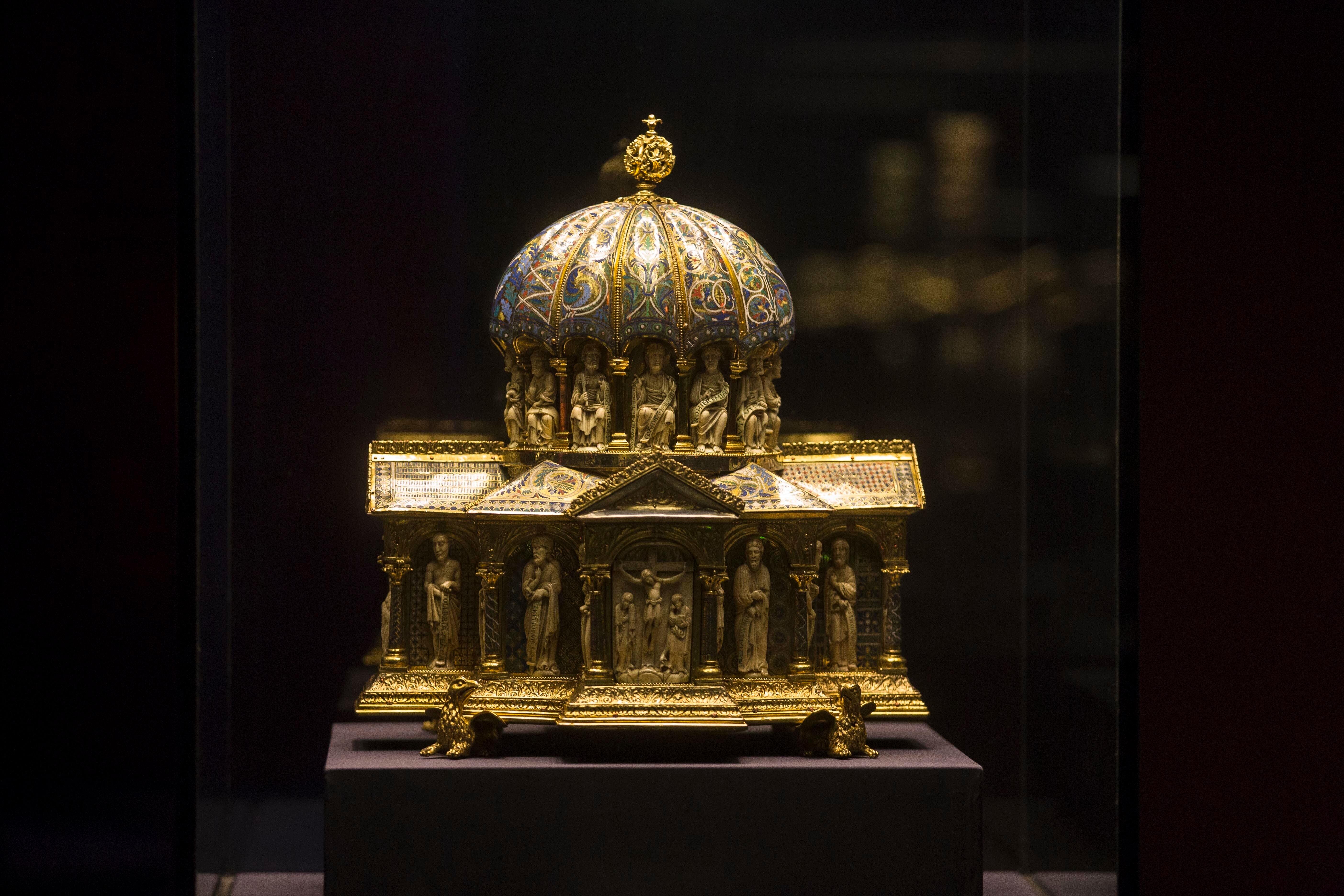 Goldverzierter Teil des Welfenschatzes in einer Vitrine im Berliner Bode Museum | Bild:picture alliance / AP Photo | Markus Schreiber