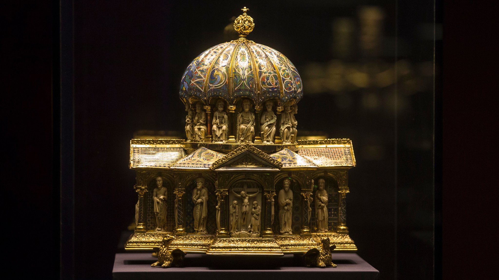 Goldverzierter Teil des Welfenschatzes in einer Vitrine im Berliner Bode Museum
