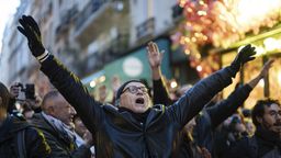 19.03.2023, Frankreich, Paris: Demonstranten skandieren auf einem Protestzug Slogans. In Frankreich waren am Wochenende weitere Proteste gegen die umstrittene Rentenreform von Präsident Macron geplant. Foto: Lewis Joly/AP +++ dpa-Bildfunk +++ | Bild:dpa-Bildfunk/Lewis Joly