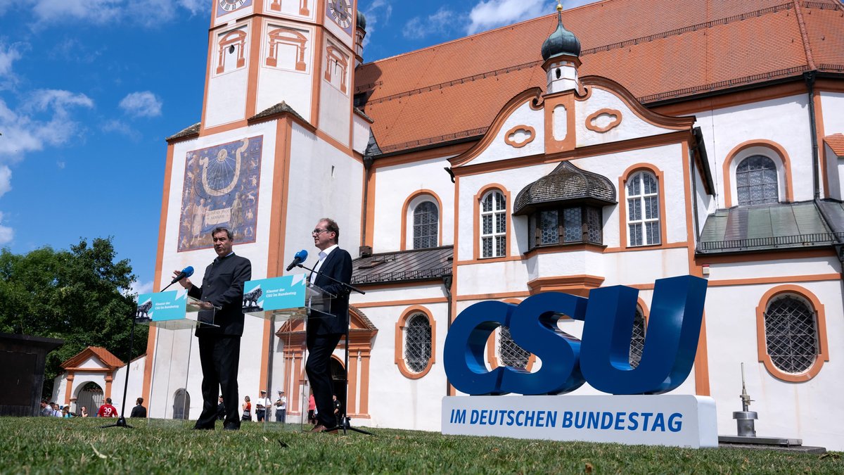 CSU-Parteichef Markus Söder und CSU-Landesgruppenchef Alexander Dobrindt geben zu Beginn der Klausur in Andechs eine Pressekonferenz.