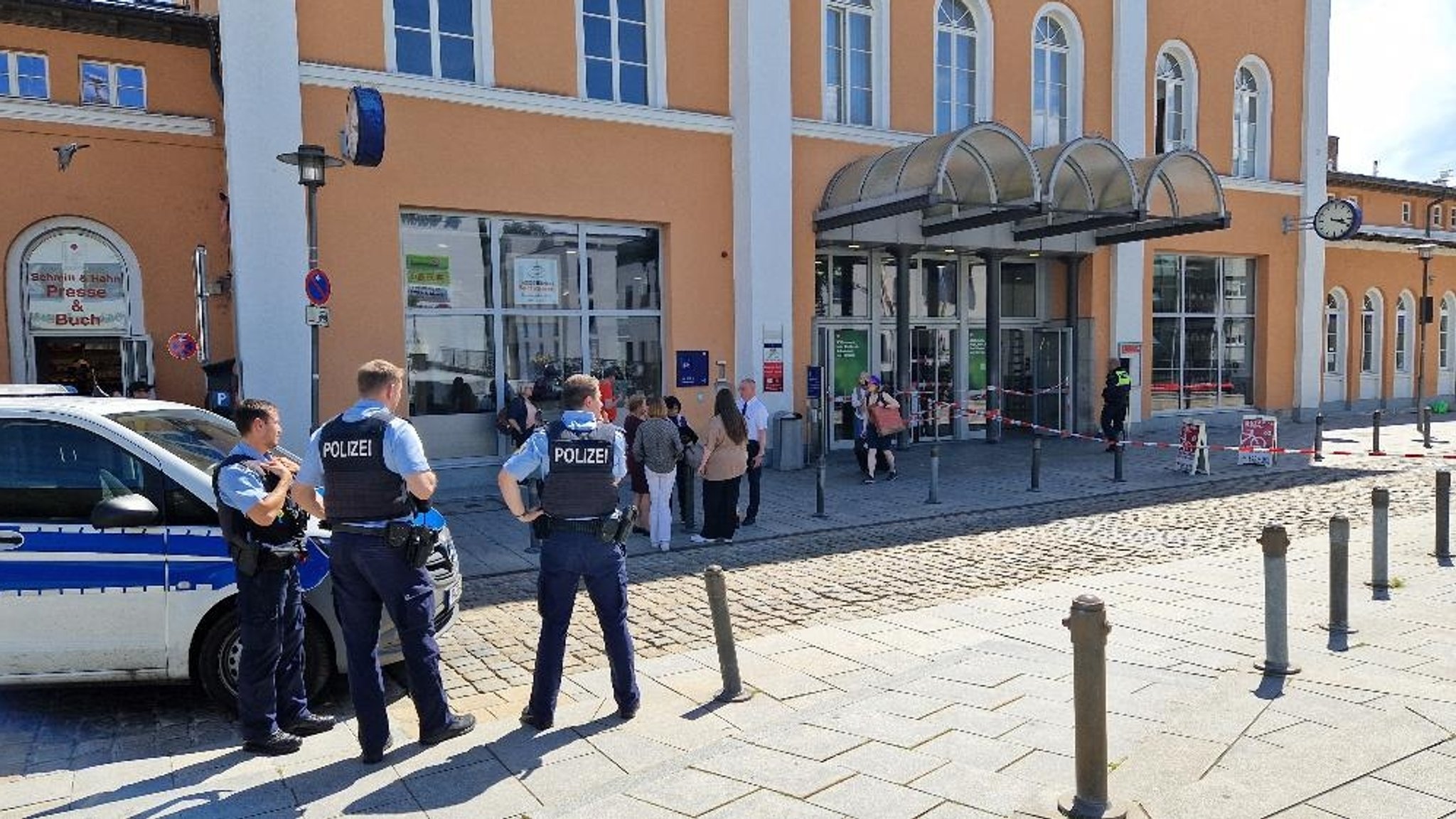 Polizisten vor dem Passauer Bahnhof