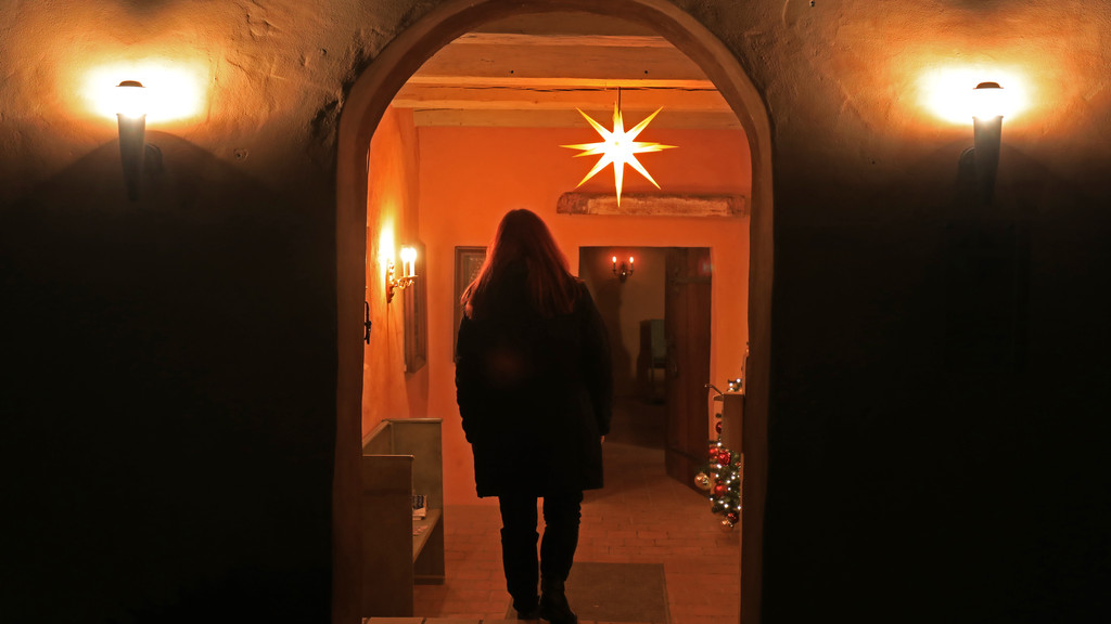 Eine Frau geht durch die Tür der evangelischen Sankt-Petri Kirche.